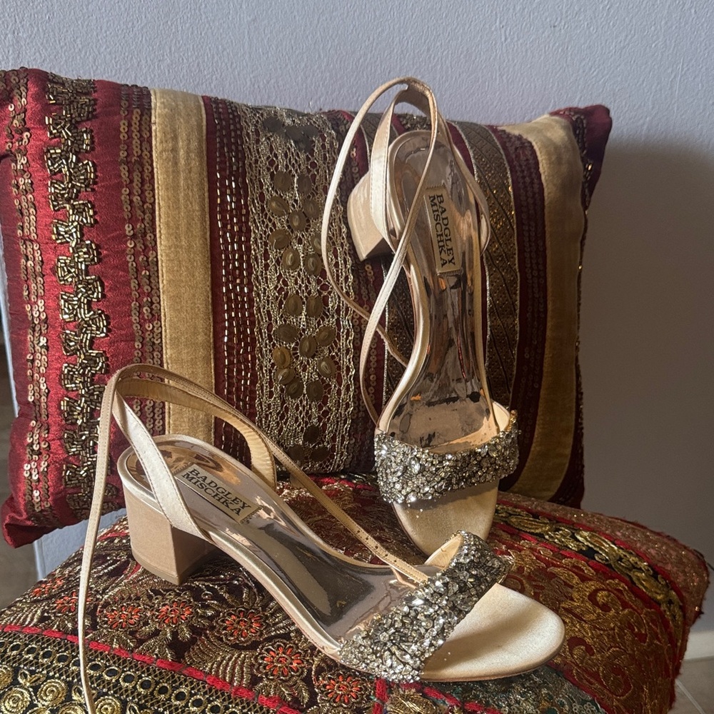 Badgley Mischka Glittering satin natural color no stains or missing stones colo